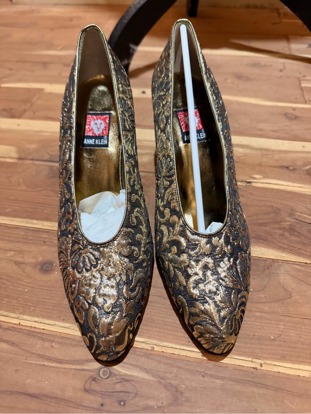 Pristine Vintage Anne Klein “ Corisia” Black & Gold Metallic Brocade Pumps